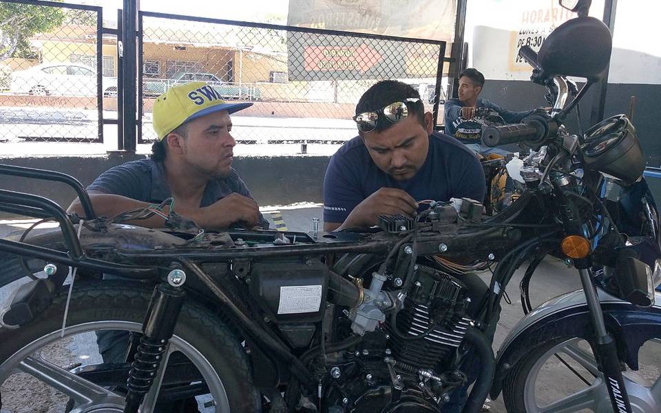  Video] No hay mayor satisfacción que reparar una moto  Francisco Villlanueva, mecánico