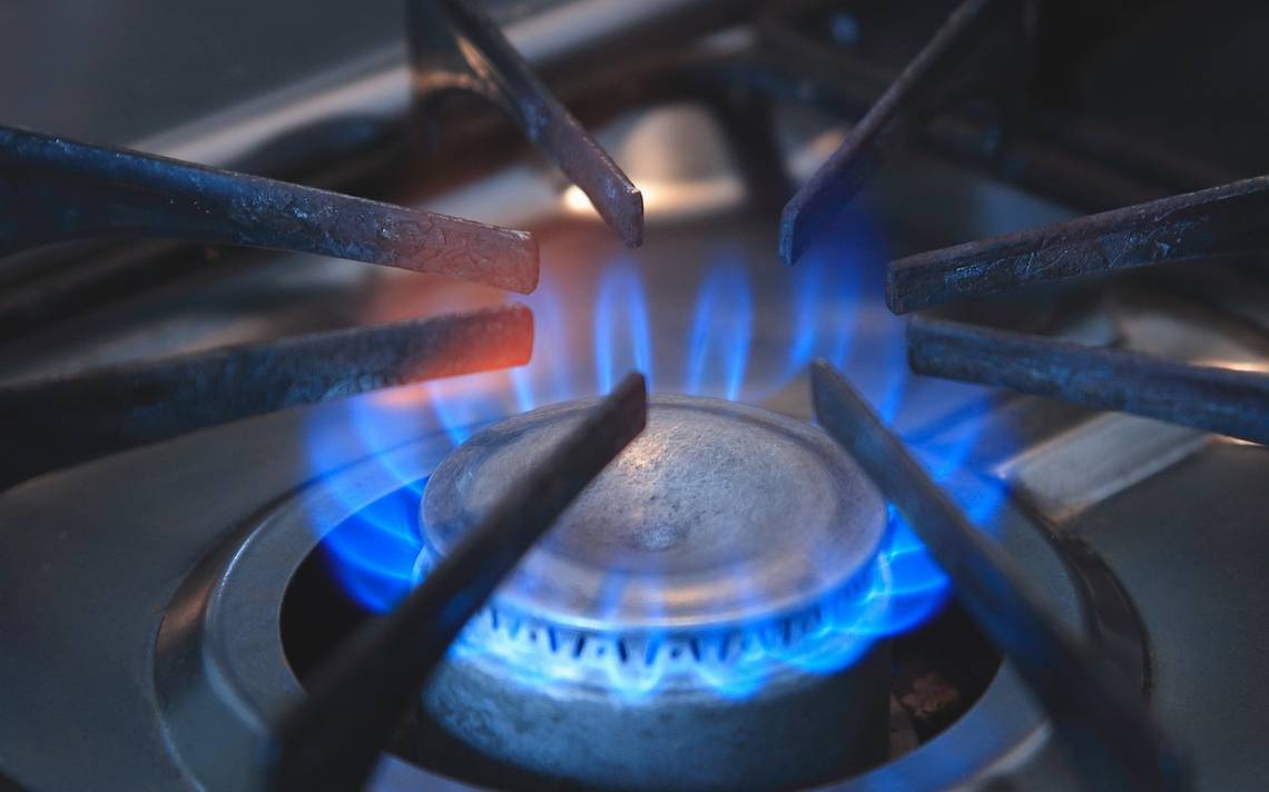 Llama azul de la estufa de gas de la cocina en la cocina