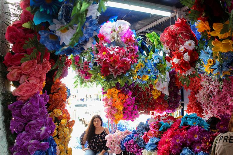 Comerciantes reportan buena venta de coronas de flores por el Día de Muertos  - El Sol de Hermosillo | Noticias Locales, Policiacas, sobre México, Sonora  y el Mundo